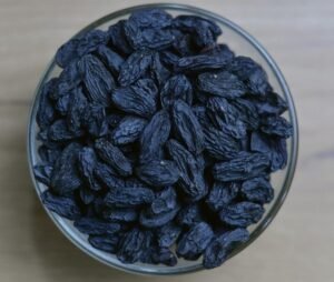 Alt Text: Raisins – nutritious dried grapes in a bowl